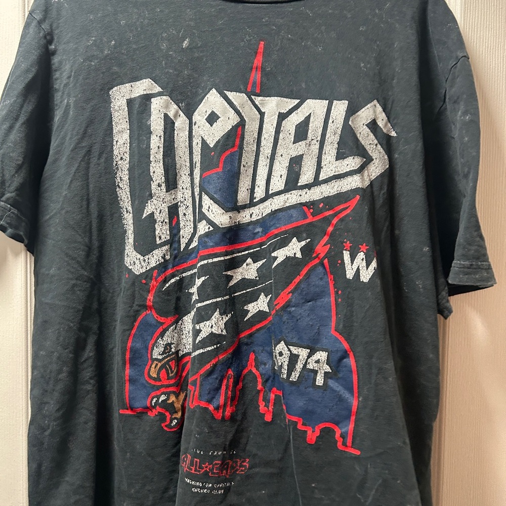 SOLDThe wild collective Capitals Graphic T-Shirt distressed
